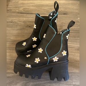 La Moda daisy print platform boots with chunky trek sole